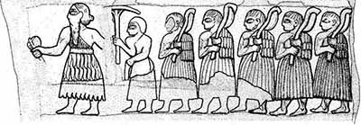 Fragment Steli Sargona. Sargon nie ma na głowie hełmu, jednak jego włosy uformowane są w kok, dokładnie tak jak stylizowany jest hełm Króla Kiszu