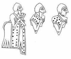 Żołnierze, którzy znajdują się naprzeciw króla noszą sumeryjskie hełmy